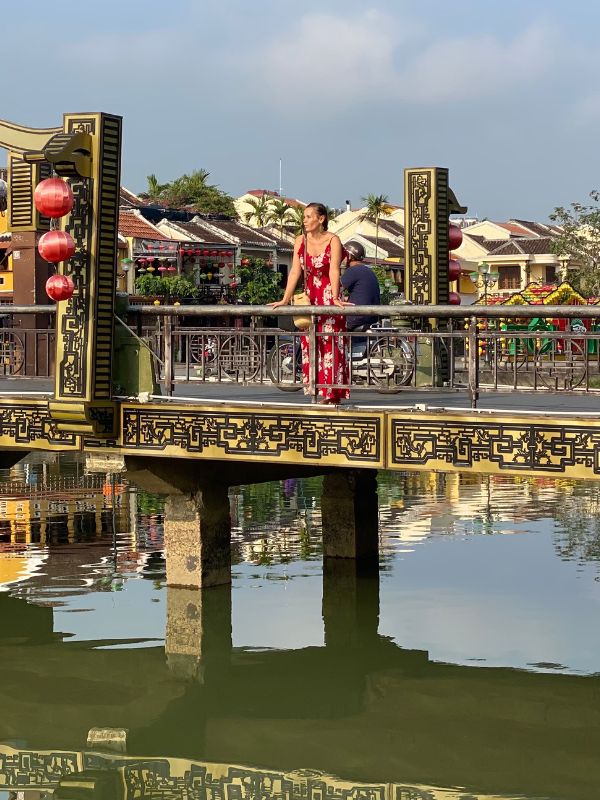 Waltraud Hable auf Brücke in der Stadt Hoi An in Vietnam